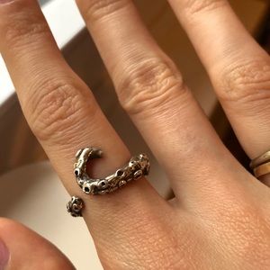 VERAMEAT adjustable octopus tentacle hugs ring